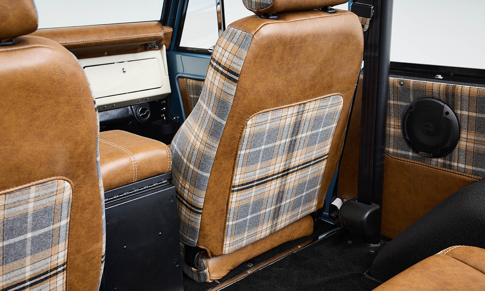 Ford Bronco 1969 Brittany Blue 302 Series with Tartan Plaid Interior