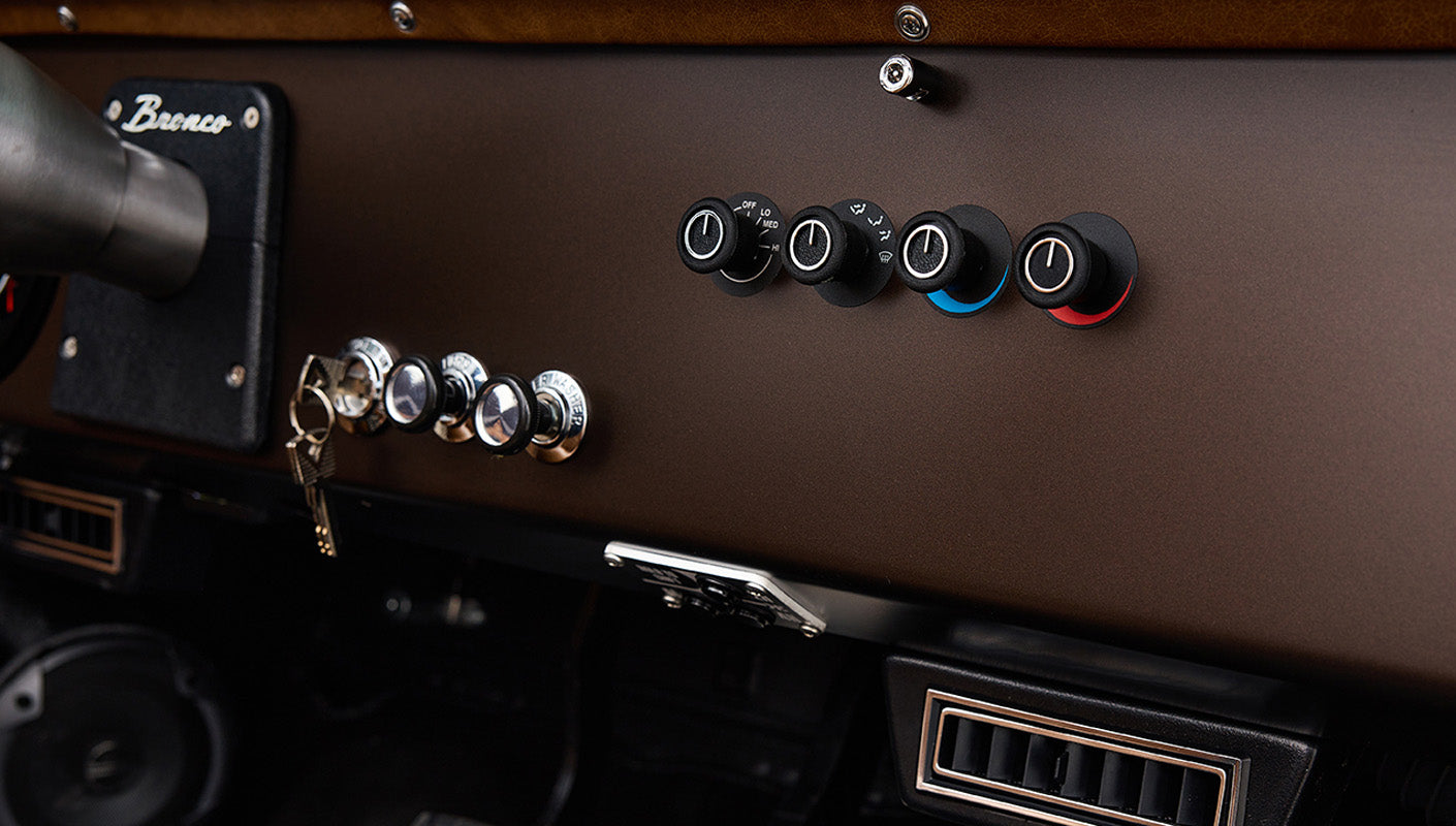 Ford Bronco 1970 in Matte Macadamia Brown with whiskey leather interior and black wheels Wooden Steering Wheel
