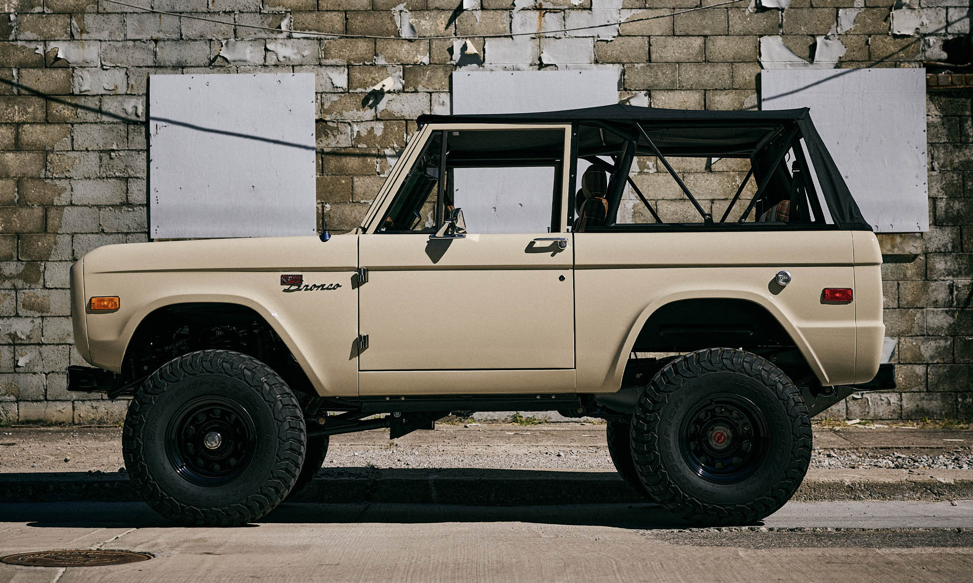 Classic Ford Bronco Ford Bronco 1971 Quicksand Coyote Series Passenger Side series