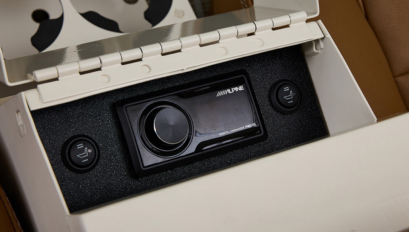 Ford Bronco 1973 Grasmere Green Coyote Series Wimbledon White Custom Interior