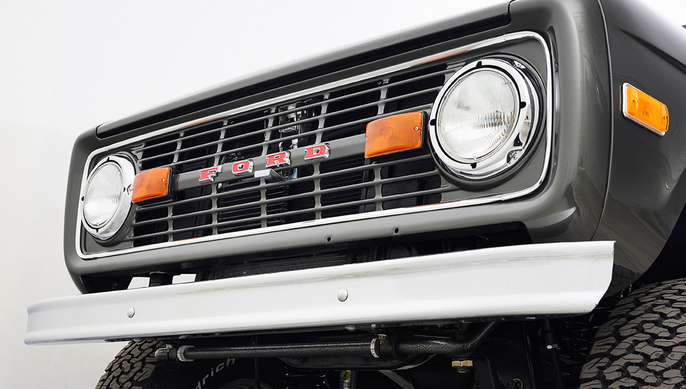 Ford Bronco 1977 302 Series in Adventurine Green with Black Soft Top