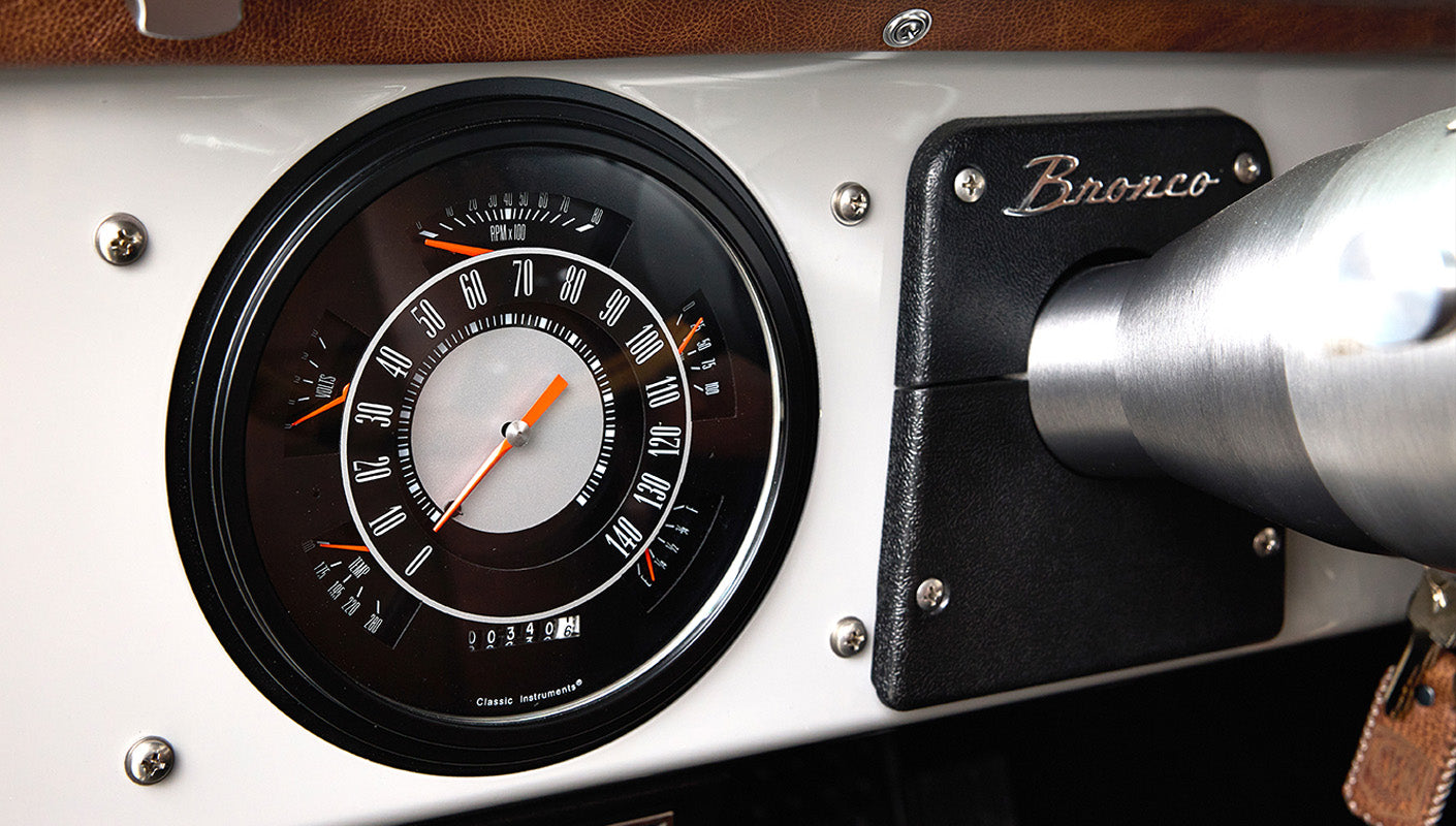 Ford Bronco 1977 302 Series in Adventurine Green with Black Soft Top Speedo