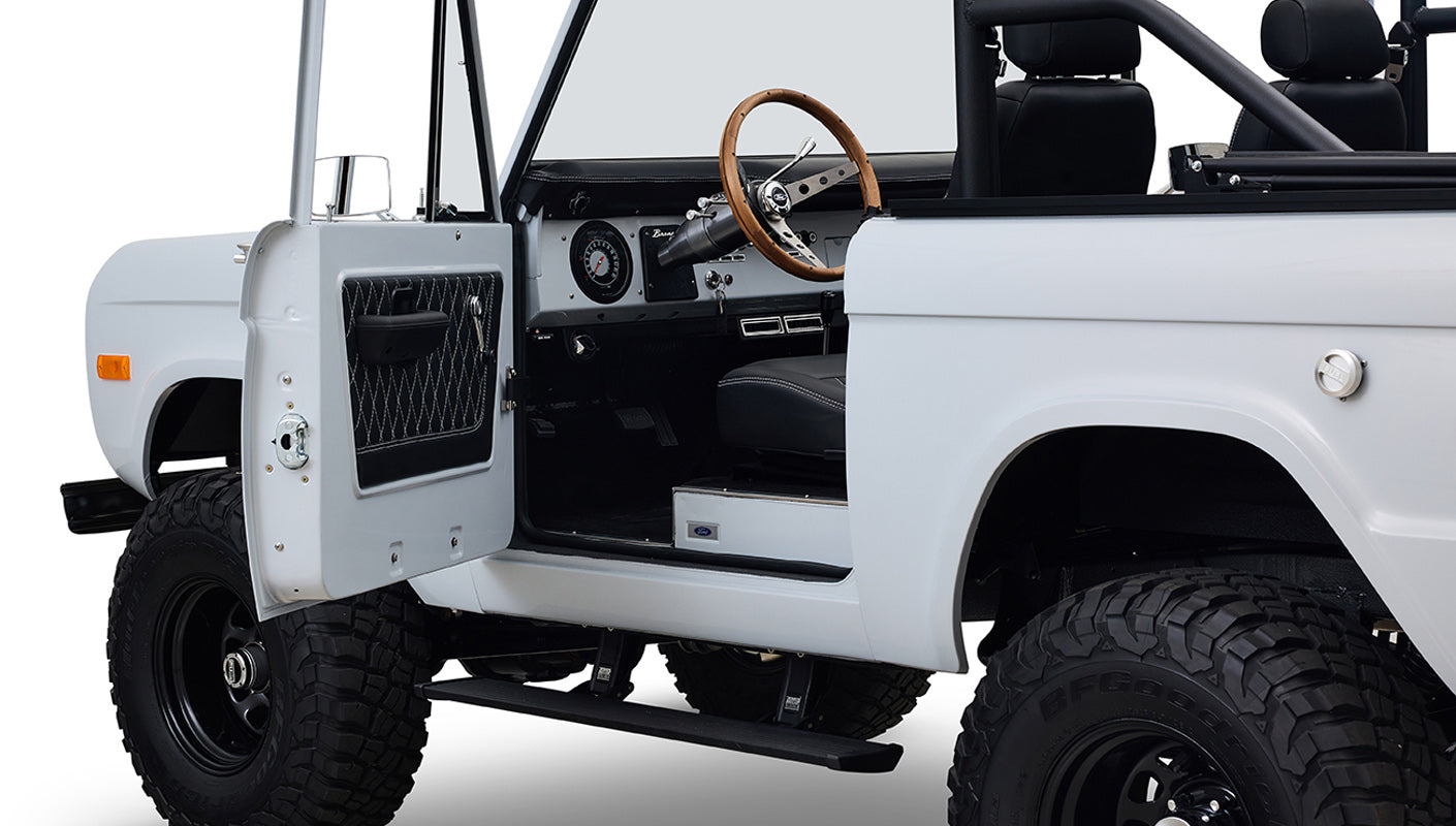 Ford Bronco 1975 Yulong White 302 Series Custom Black Interior