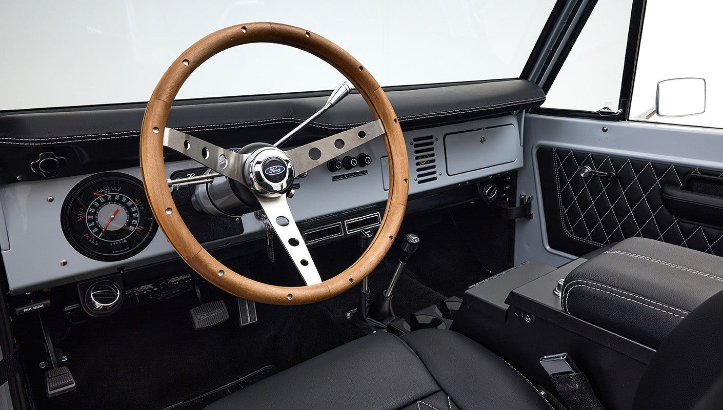 Ford Bronco 1975 Yulong White 302 Series Custom Black Interior
