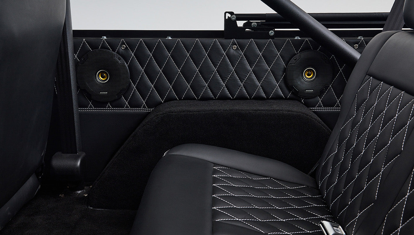 Ford Bronco 1975 Yulong White 302 Series Custom Black Interior
