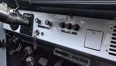Ford Bronco 1975 Yulong White 302 Series Custom Black Interior