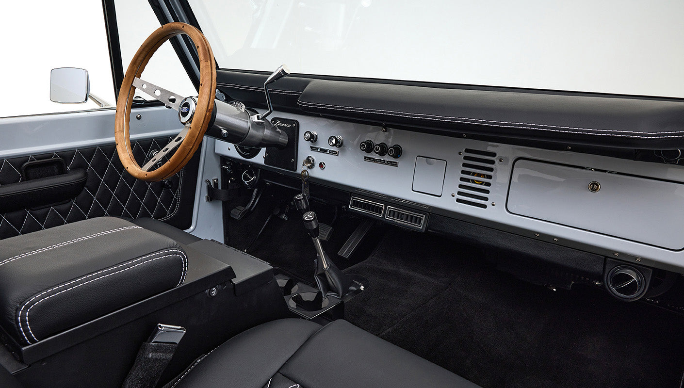 Ford Bronco 1975 Yulong White 302 Series Custom Black Interior