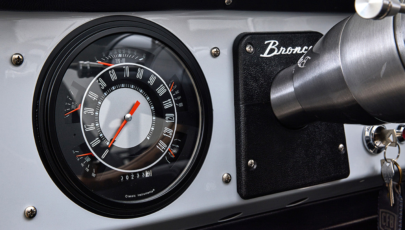 Ford Bronco 1975 Yulong White 302 Series Custom Black Interior