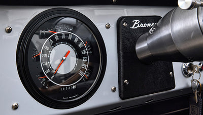 Ford Bronco 1975 Yulong White 302 Series Custom Black Interior