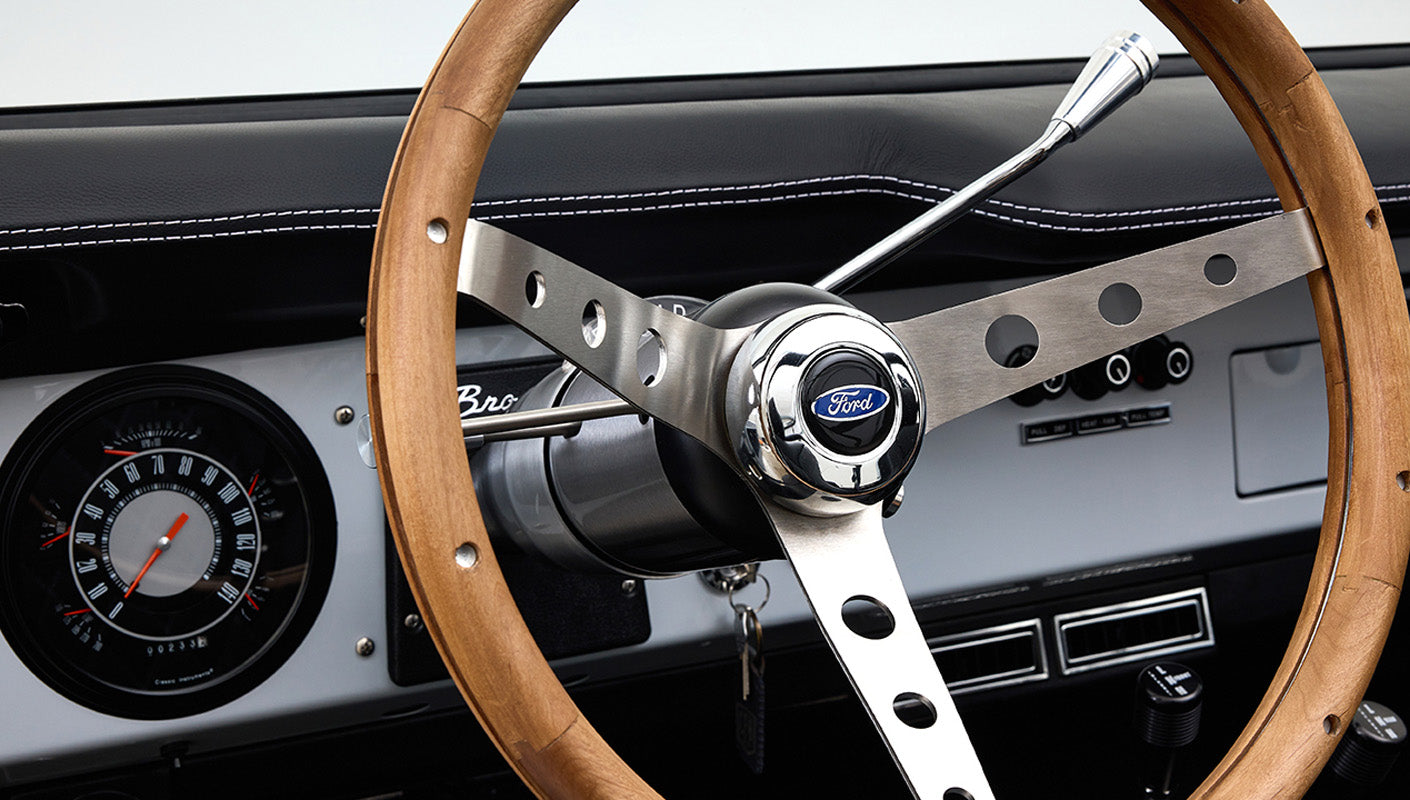 Ford Bronco 1975 Yulong White 302 Series Custom Black Interior