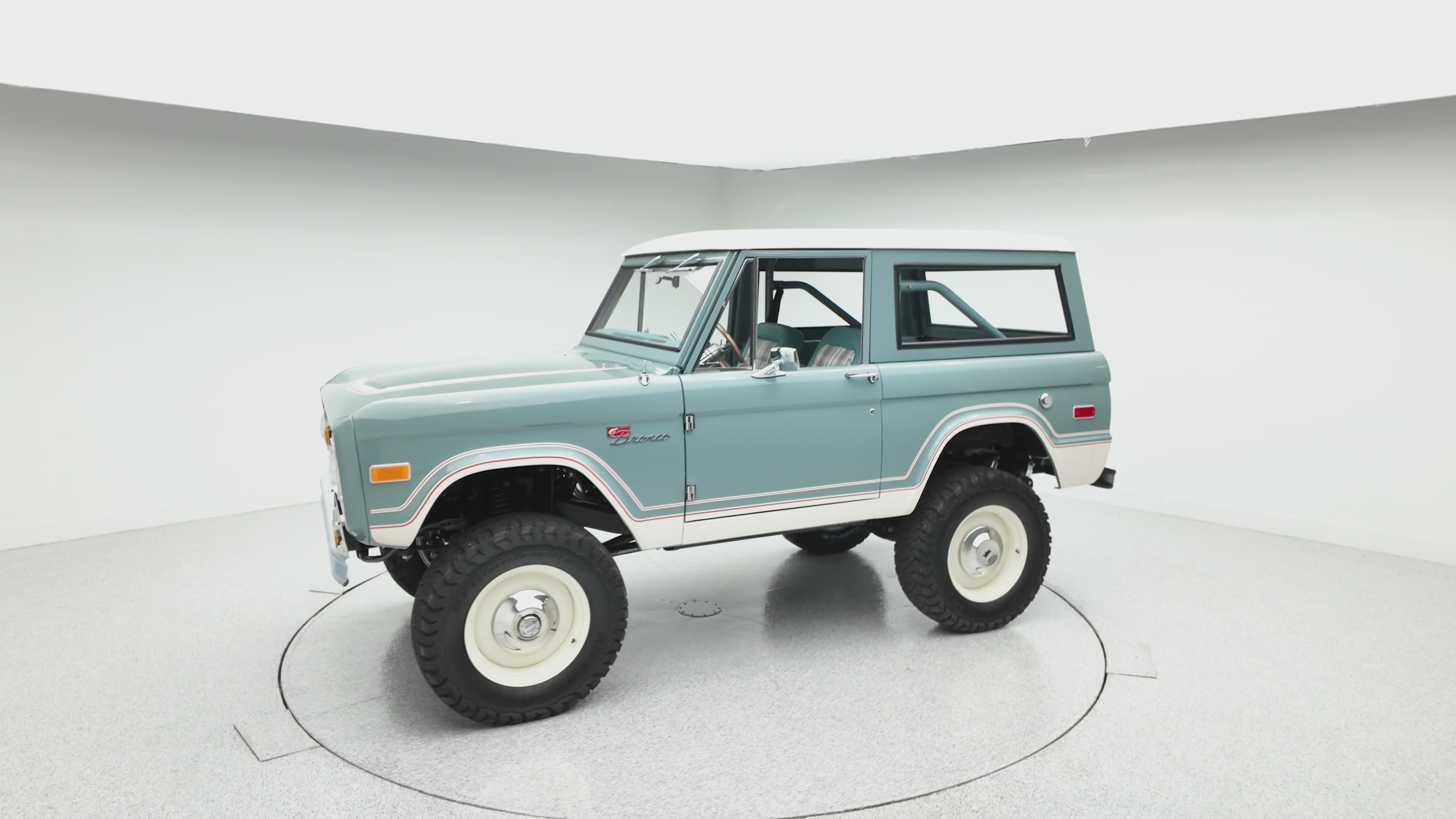1975 Classic Ford Bronco Riverway in Riverway video
